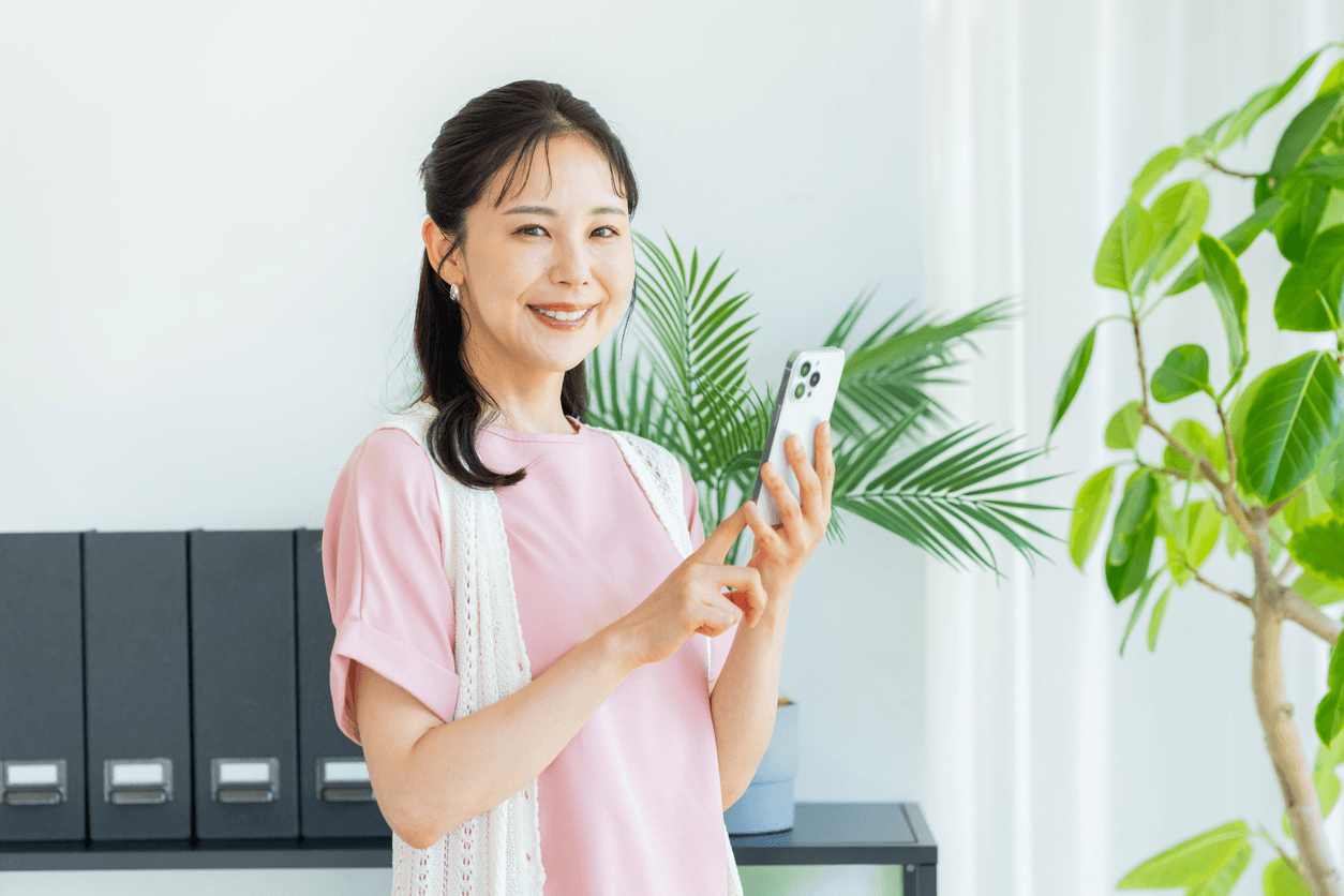 医療保険の保険料をスマホで確認する女性